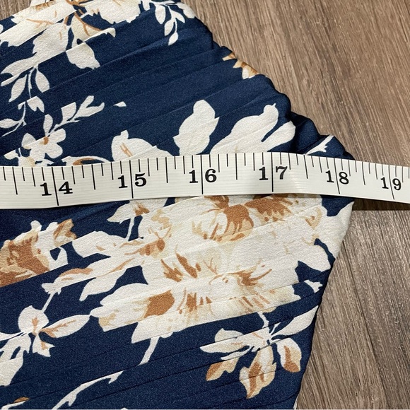 Abercrombie And Fitch Pleated Satin Blue White Floral V Neck Tank Crop Top Large - Picture 5 of 8